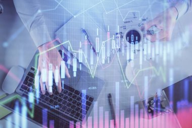 İnsan elinin bilgisayar klavyesine ve forx grafik hologramı çizimine çoklu pozlama. Üst Manzara. Finans piyasası kavramı.