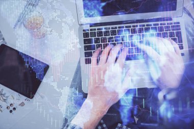 Dizüstü bilgisayarda klavye ve forx grafik hologram çizimlerini yazarken çift pozlama. Üst Manzara. Finans piyasası kavramı.