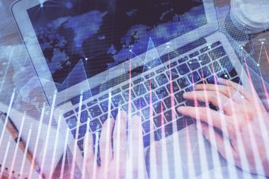 İnsan elinin bilgisayar klavyesinde ve forx grafik hologramının üzerinde yazarken çifte pozlama. Üst Manzara. Finans piyasası kavramı.