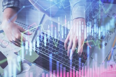 Kadın ve erkeğin birlikte çalışırken çifte pozlama ve hologram çizimi ön plana çıkarma. Finansal analiz konsepti. Bilgisayar arkaplanı. Üst Görünüm.