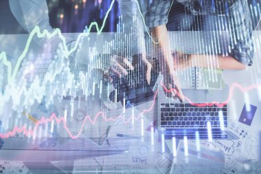 Kadın ve erkeğin birlikte çalışması ve finansal grafik hologramı çizimi. Pazar analizi konsepti. Bilgisayar arkaplanı. Üst Görünüm.