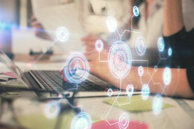 Bilgisayar ve veri temalı hologram çizimleri üzerinde çalışan kadın ellerine çok fazla maruz kalma. Teknoloji kavramı.