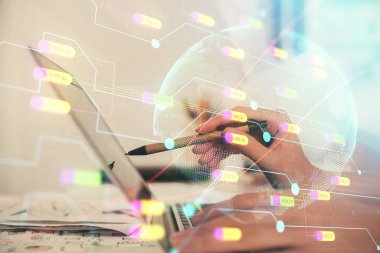 Bilgisayar ve dünya haritası çizimleri üzerinde çalışan kadın elleri çift pozlama. Uluslararası teknoloji sektörü konsepti.