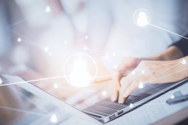 Kadın elinin bilgisayar ve sosyal ağ temalı hologram çizimlerinde çifte pozlama. Halk medyası kavramı.