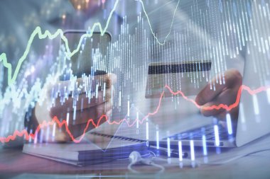 Ellerinde kredi kartı ve forex çizimi olan bir adamın çift pozu. İnternet E-ticaret kavramında hisse senedi ve dijital fintech.