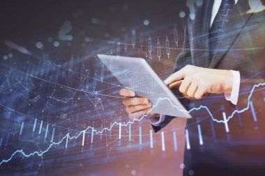 Bir adamın elini tutarken ve dijital bir cihaz ve ön grafik çizimi kullanırken çift pozlama. Finansal piyasa kavramı.