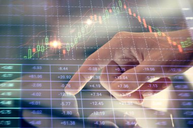 Dijital telefon ve forx grafik çizimi kullanarak adamın elini tutarken birden fazla pozlama. Finansal piyasa kavramı.