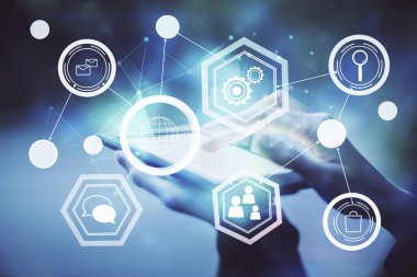 Sosyal ağda çifte pozlama hologram ve cep telefonu kullanan bir kadın..