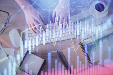 Erkeklerin ellerinin bilgisayar klavyesini ve forx grafik hologramını yazarken çoklu pozlama. Üst Manzara. Finans piyasası kavramı.