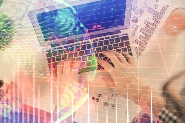 Dizüstü bilgisayar klavyesini ve ön x çizim hologramını yazarken çift pozlama. Üst Manzara. Finans piyasası kavramı.