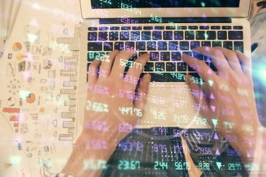 Dizüstü bilgisayar klavyesini ve ön x çizim hologramını yazarken çift pozlama. Üst Manzara. Finans piyasası kavramı.