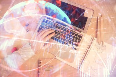 Erkeklerin ellerinin bilgisayar klavyesini ve ön grafik hologram çizimlerini yazarken çifte pozlama. Üst Manzara. Finans piyasası kavramı.