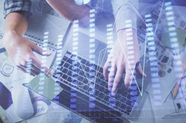 Kadın ve erkeğin birlikte çalışırken çifte pozlama ve hologram çizimi ön plana çıkarma. Finansal analiz konsepti. Bilgisayar arkaplanı. Üst Görünüm.