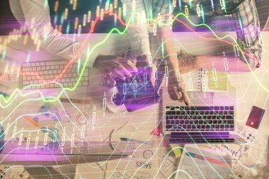 Kadın ve erkeğin birlikte çalışması ve finansal grafik hologramı çizimi. Pazar analizi konsepti. Bilgisayar arkaplanı. Üst Görünüm.