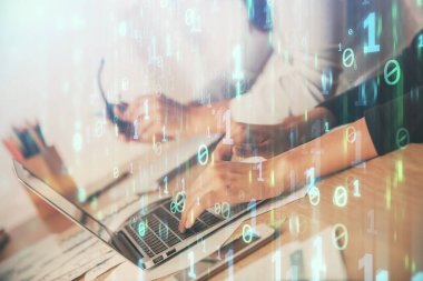 Bilgisayar ve veri temalı hologram çizimlerinde çalışan kadın elleri çift pozlama. Teknoloji kavramı.