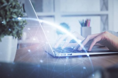 Kadın elinin bilgisayar ve sosyal ağ temalı hologram çizimlerinde çifte pozlama. Halk medyası kavramı.