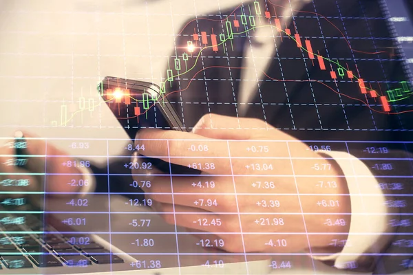 Erkeklerin el ele tutuşup dijital telefon ve forx grafik çizimleri kullanırken birden fazla pozlama. Finansal piyasa kavramı.
