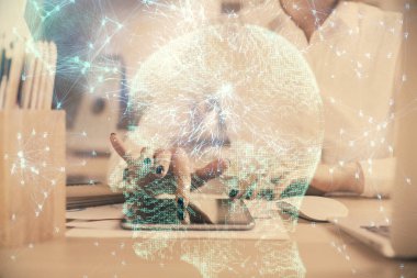 Beyin çizimine çift pozlama ve cep telefonu kullanan kadın hologramı..