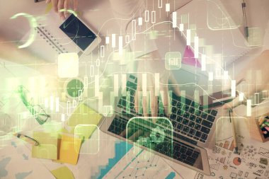 Erkeklerin ellerinin bilgisayar klavyesini ve forx grafik hologramını yazarken çoklu pozlama. Üst Manzara. Finans piyasası kavramı.