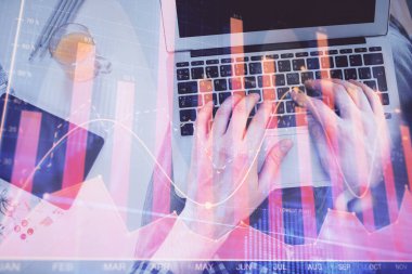 Dizüstü bilgisayar klavyesini ve ön x çizim hologramını yazarken çift pozlama. Üst Manzara. Finans piyasası kavramı.