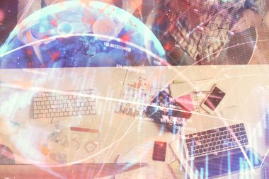 Birlikte çalışan kadın ve erkeğin çifte pozu ve finansal grafik hologramı çizimi. Pazar analizi konsepti. Bilgisayar arkaplanı. Üst Görünüm.