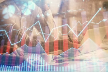 Birlikte çalışan kadın ve erkeğin birden fazla pozu ve finansal grafik hologramı. İş konsepti. Bilgisayar arkaplanı.