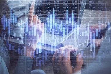 Kadın ve erkeğin birlikte çalıştığı çifte pozlama ve ön plan hologramı. İş konsepti. Bilgisayar arkaplanı.