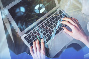 Bilgisayar ve ön x çizim hologramı üzerinde çalışan kadın elleri çift pozlama. Üst Manzara. Mali analiz kavramı.