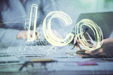 Bilgisayarda ve kripto piyasa temalı hologram çizimlerinde kadın elinin çifte pozu. Engelleme zinciri kavramı.