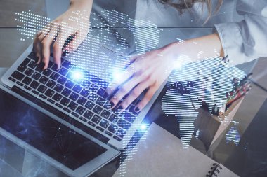 Kadın elinin bilgisayar ve sosyal ağ temalı hologram çizimlerinde çifte pozlama. Halk medyası kavramı.