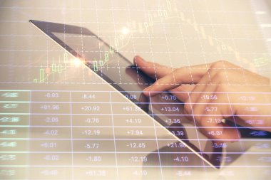 Erkeklerin el ele tutuşup dijital telefon ve forx grafik çizimleri kullanırken birden fazla pozlama. Finansal piyasa kavramı.