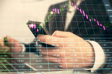 Erkeklerin el ele tutuşup dijital telefon ve forx grafik çizimleri kullanırken birden fazla pozlama. Finansal piyasa kavramı.