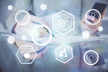 Sosyal ağda çifte pozlama hologram ve cep telefonu kullanan bir kadın..