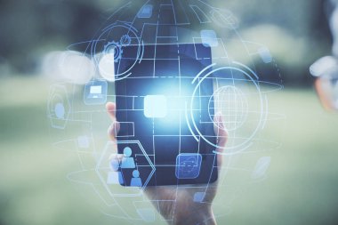 Sosyal ağda çifte pozlama hologram ve cep telefonu kullanan bir kadın..