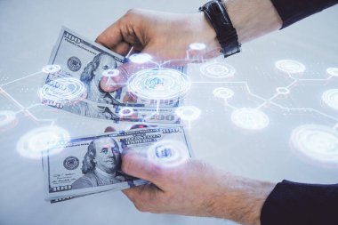 Sosyal ağ temasının çoklu pozlandırılması hologram, Amerikan dolarları ve insan eli.