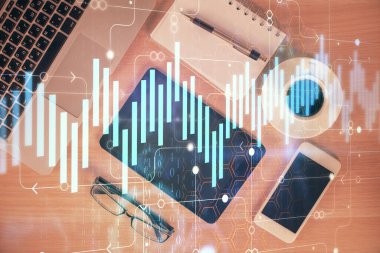 Forx grafik hologramının telefonlu masaüstü üzerinde çoklu pozlandırılması. Üst Manzara. Mobil ticaret platformu kavramı.