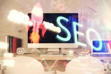 SEO çizimine ve ofis içi arka planına iki kez maruz kalmış. Arama optimizasyon motoru kavramı.