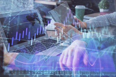 Kadın ve erkeğin birlikte çalıştığı çifte pozlama ve ön plan hologramı. İş konsepti. Bilgisayar arkaplanı.