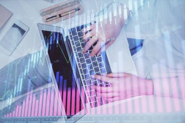 Bilgisayar ve ön grafik hologram çizimi üzerinde çalışan kadın elleri çift pozlama. Üst Manzara. Mali analiz kavramı.