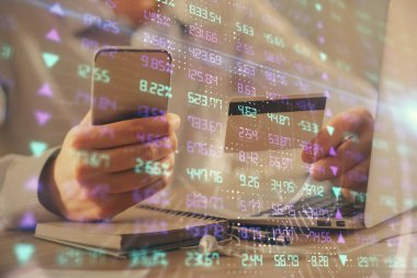 Ellerinde kredi kartı ve forex çizimi olan bir adamın çift pozu. İnternet E-ticaret kavramında hisse senedi ve dijital fintech.