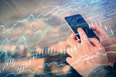 Erkeklerin el ele tutuşup dijital bir cihaz ve ön grafik çizimi kullanırken çift pozlama. Finansal piyasa kavramı.