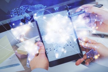 Erkeklerin el ele tutuşup telefon kullanırken ve uluslararası iş teması çizerken çift pozlama.