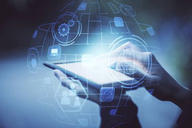 Sosyal ağda çifte pozlama hologram ve cep telefonu kullanan bir kadın..