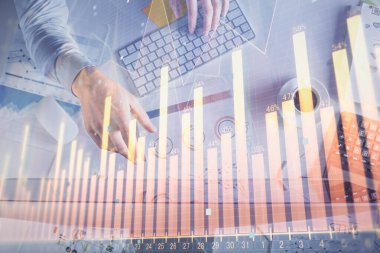 Erkeklerin ellerinin bilgisayar klavyesini ve forx grafik hologramını yazarken çoklu pozlama. Üst Manzara. Finans piyasası kavramı.