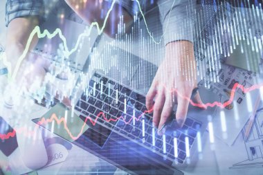 Kadın ve erkeğin birlikte çalışırken çifte pozlama ve hologram çizimi ön plana çıkarma. Finansal analiz konsepti. Bilgisayar arkaplanı. Üst Görünüm.