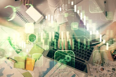 Kadın ve erkeğin birlikte çalışırken çifte pozlama ve hologram çizimi ön plana çıkarma. Finansal analiz konsepti. Bilgisayar arkaplanı. Üst Görünüm.
