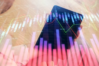 Erkeklerin el ele tutuşup dijital bir cihaz ve ön grafik çizimi kullanırken çift pozlama. Finansal piyasa kavramı.