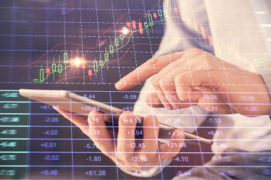 Erkeklerin el ele tutuşup dijital bir cihaz ve ön grafik çizimi kullanırken çift pozlama. Finansal piyasa kavramı.