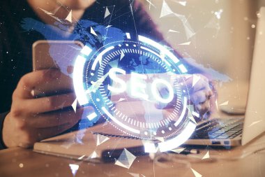 Erkeklerin el ele tutuşup dijital bir cihaz ve seo çizimi kullanırken birden fazla pozlama. arama optimizasyonu kavramı.