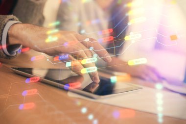 Veri temalı hologram çizimine çifte maruz kalma ve birlikte çalışan erkek ve kadın mobil bir cihaz kullanıyor..